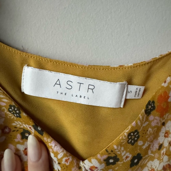 ASTR the Label Ruched Puff Sleeve Top - Picture 2 of 4